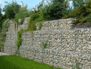 مراحل اولیه آماده‌سازی محل برای نصب توری گابیون