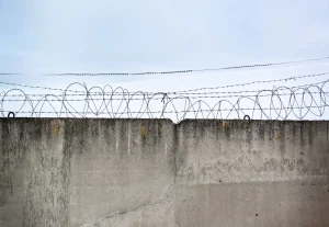 خرید سیم خاردار قم (خطی و حلقوی)